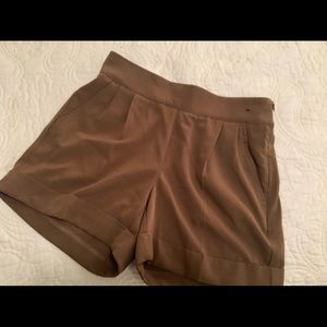 Mocha pleated suit shorts